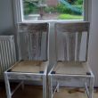 2 stoelen met houtsnijwerk, geverfd in Old White